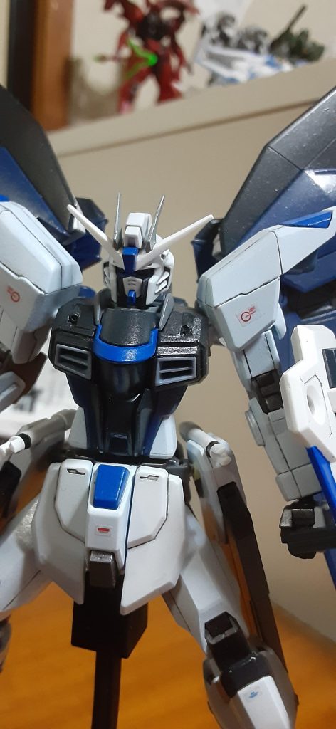 だいぶフェイスの印象変わったと思いますがどうでしょう。キットのままだとなんかフェイスが前よりだったので。あとHGフリーダムの欠点、サーベルグリップが抜け落ちる問題、多分サーベル抜き差ししてるうちにサイドアーマーの合わせ部分が緩くなってるらしく、レールガン付けた後接着しました。やはり抜け落ちしなくなりました。余り物のデカール貼って半艶でトップコートしてます。バンダイさんHGCEジャスティスいつですか?以上ありがとうございました。