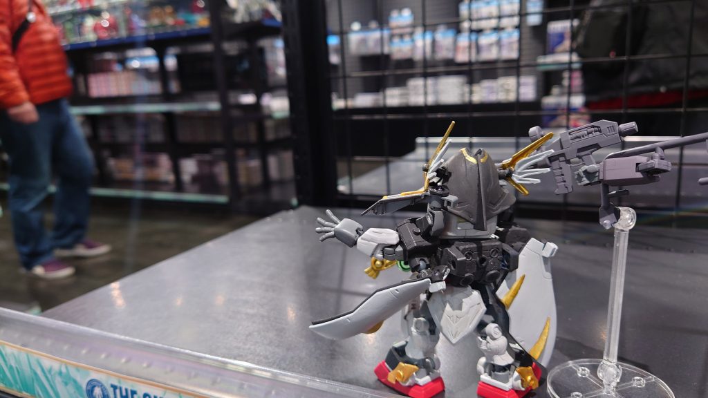 ガンダムベース東京からHGのほとんどは消えたけどSDがあるからまた来ちゃうのさ(挨拶)。筆者です。投稿日現在(2024年4月)、このようにイメージカットっぽい写真も撮れるくらい店内にはガンプラがありません。ただし(2月再版で潤沢になった)SD除く。夏まで戦える?SDを積み増しつつ今回はガングリモワール。一言で言えば主役です。前回のRX-78F00を改造したガンプラとなります。これと共に「エバーランド」の説明なども少し。