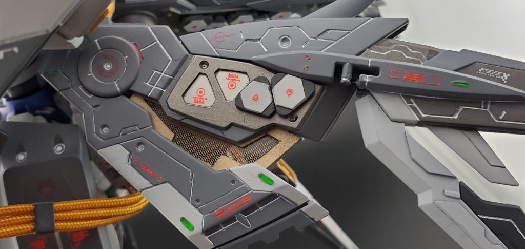 ウラノスユニットの中核である『データストームフィールド発生装置』(分かりやすく言うと小型のクワイエットゼロ)データストームフィールドを広域に展開するために中継機のビットを18機搭載、データストームフィールド展開中は装甲がスライドして廃熱パネルが露出します。