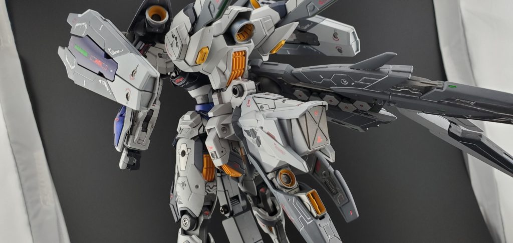 『カートリッジコンテナモジュール』この機体を運用するためには最低でもパーメットスコア５以上、データストームフィールドを展開させるにはさらにスコア７以上(実際にはスコア８)が必要だとされていて、データストーム耐性がある強化人士でも数分で廃人、データストームフィールドなんて展開させようものなら即死です。この機体を動かすにはどうにか設定をこじつけなければいかんということで、水星の魔女本編でスレッタのデータストーム負荷をエリクが負担していた描写とメイドインアビスの黎明鄕の『カートリッジ』の上昇負荷を肩代わりさせるという設定を参考にして、カートリッジに何が入っていたらそれらしいのか色々と妄想して、強化人士はデータストーム耐性の高い人間の中枢神経を移植することで耐性を上げているという設定らしいし、データストーム耐性の高い人間のクローンを培養してカートリッジに詰めたらなんかそれっぽいかなと…