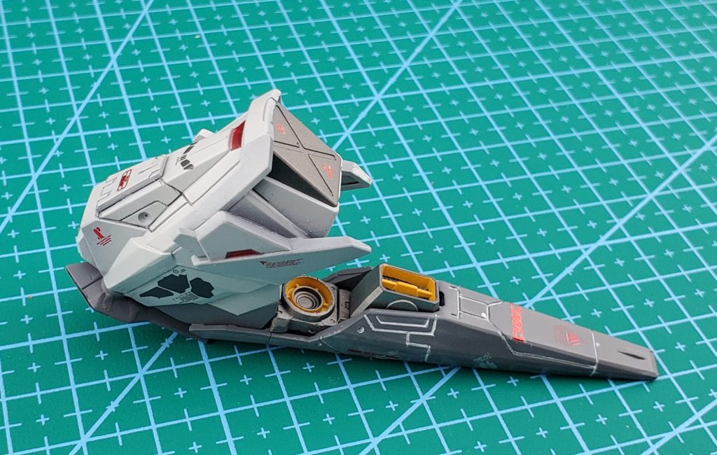 エクリプスガンダムの太股にゼータガンダムのシールドと適当なジャンクパーツを組み合わせて出来てます。