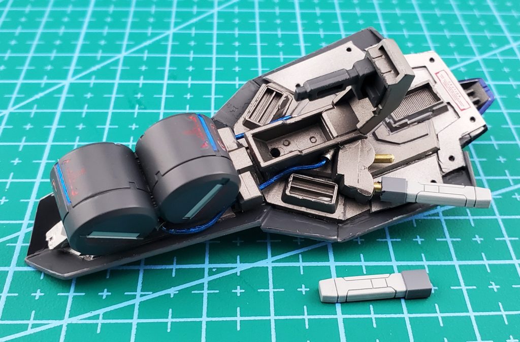 シールド本体はプラ板と一部ジャンクパーツで制作シールドの裏にエネルギータンクを付けてライフルへケーブルを繋いでと、これで弾数気にせずライフルが撃てますね。バックパックにバーニアを追加したらビームサーベルを付けられなくなったので、シールドの裏に移設しました。