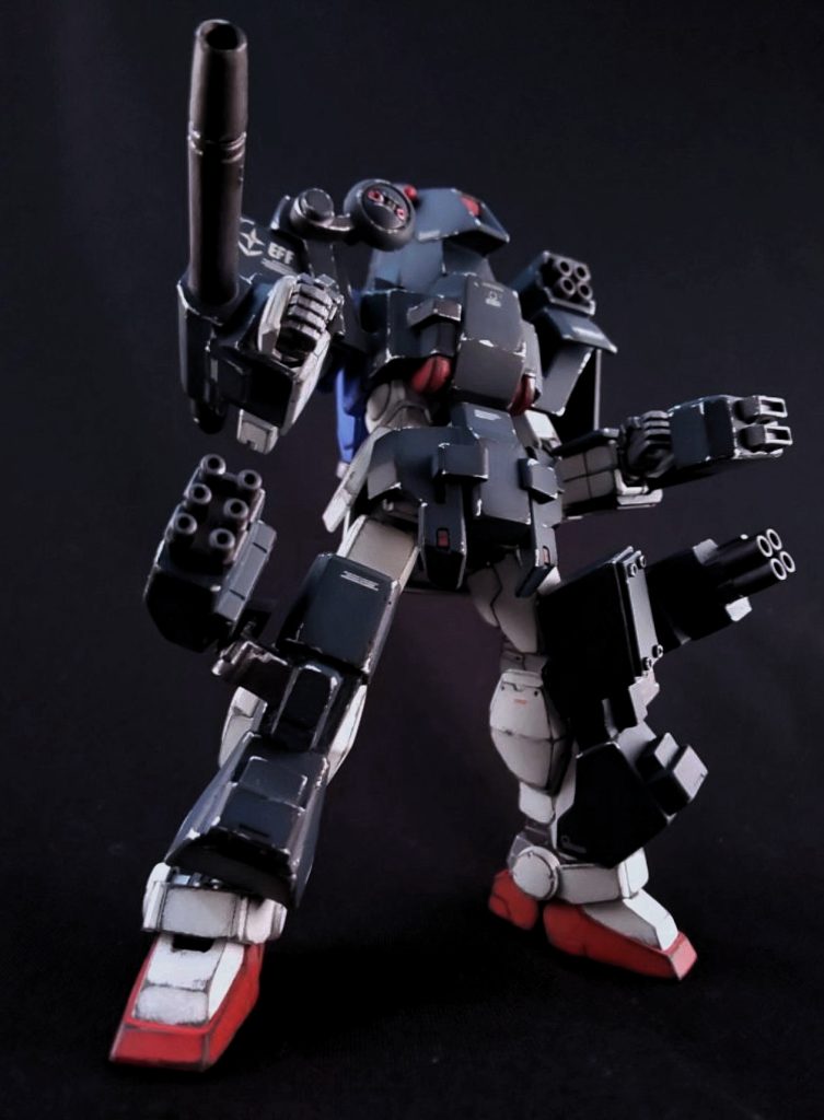 左肩、左脚に4連ロケット砲。右脚に6連ミサイル。右腕にビームキャノン。左腕にはナックルシールド。殴ったり守ったりします。奇妙な見た目ですがまぁまぁ戦えそうです。