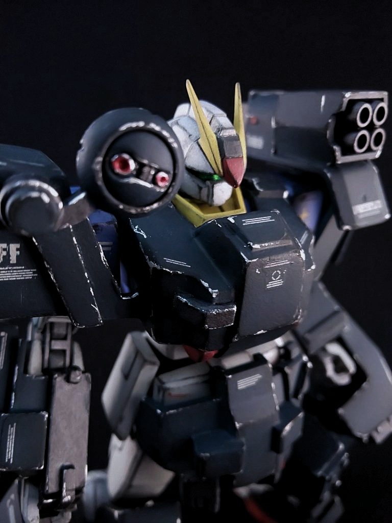 全弾撃ち尽くしたらアーマーを外します。ガンダムっぽいアンテナ追加しただけで顔はジムです。陸戦型ジムを少々改造しました。