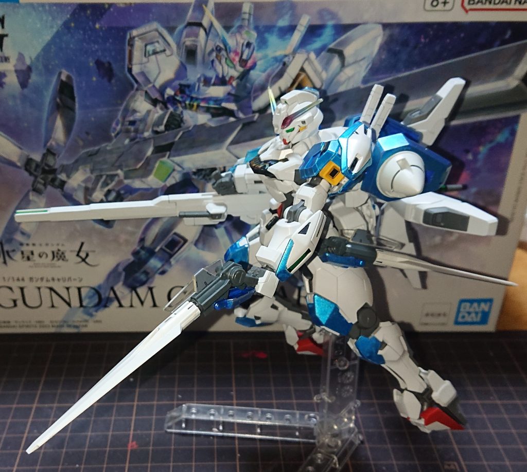 武装に関してはキャリバーンにGNソードⅡの追加のみ。逆にガンビットの数が減少。GNソードⅡ。ロッドの取り回しが悪そうな為追加された。近、中距離に対応しハイマニューバモード時にも使用が想定されており、ライフル、ソードモード共に威力の強化が見込める。エスカッシャン。本来の数よりも搭載数が減っている。飛ばすことが少なく盾としての運用も少ない(主に左手でGNソードⅡを扱う為)主に本体の防御用に装備している。ハイマニューバモード。ツインドライヴパックのおかげで全領域で使用可能。