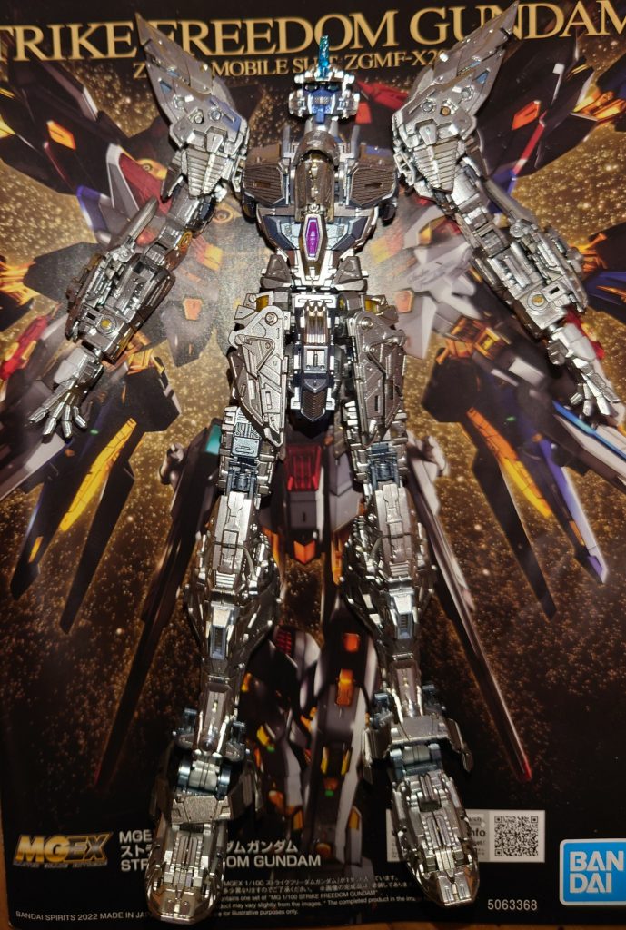 内部フレームをシルバー系で塗装しました。単純にメッキのイエロー落としたり、ガンダムマーカーEXメッキシルバー使ったり、アイスシルバー使ったりしました。シルバーにしたならジャスティスカラーにしてアスラン用ストライクフリーダムにしようかとも思ったけど、購入時に想像してたホワイト系にしたかったので思いとどまりました。