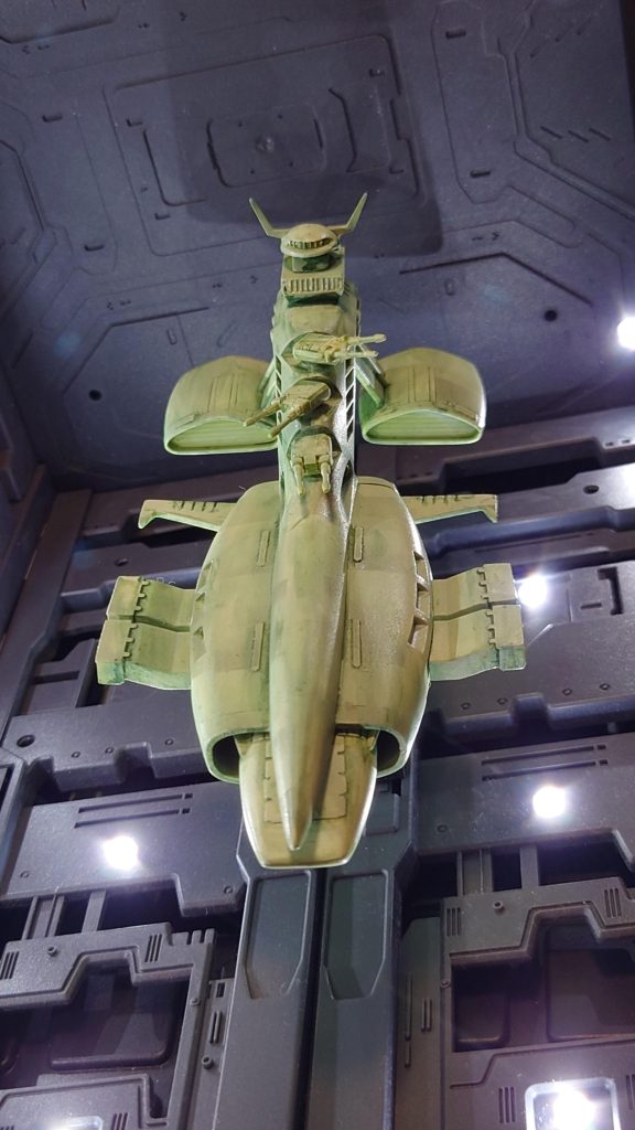 敢えて淡い色で塗装(筆塗り)しています。その上からエアブラシでパネルシェーディングっぽく色分けしたりプラ材やエッチングパーツを追加してみました。一昔前のミニチュアSF戦艦ぽく見えるでしょうか?