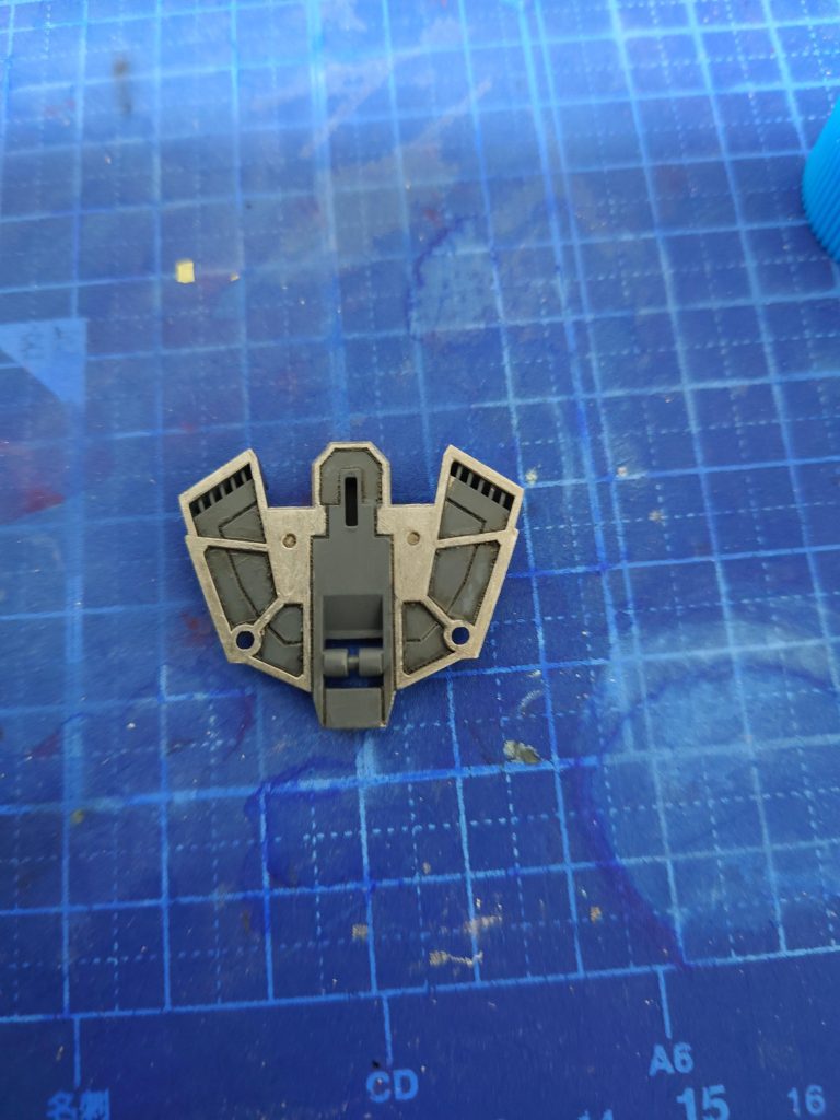 腰部の裏については、初めての筆塗りでグレーとシルバーにしてみました。