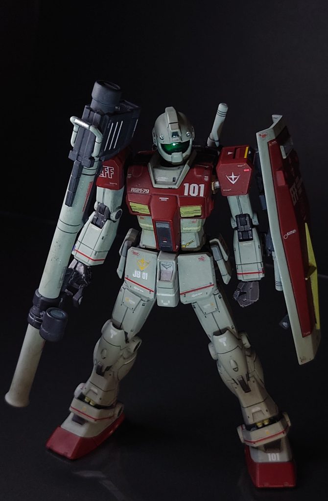 ジャブロー守備隊の特徴的な赤いラインはデカールで表現しました。また、頭身をあげるために手足+フロントスカートとバズーカの砲身の延長工作もおこないマスターアーカイブ版に近づける事を意識してみました。なお、シールドはオリジンガンダムのものを使用。腰サイドアーマーと胸部ダクトは横浜高機動型ガンダムの余剰パーツに置き換えています。