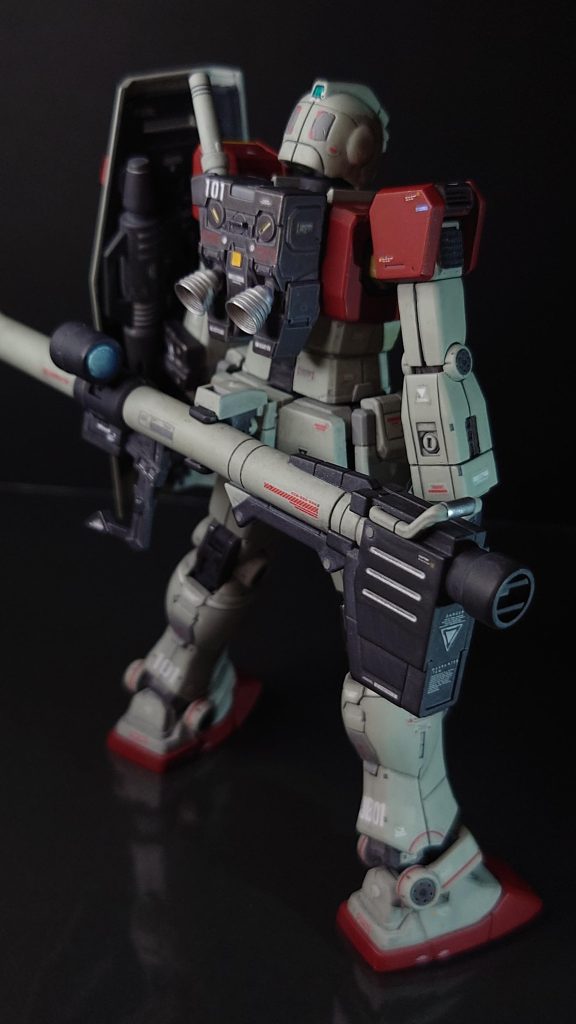 バックショット。ランドセルのノズルスラスターは2基に減らしてメタルパーツに置き換えています。その他、腕側面の接続基部のディテールや腰部背面あたりもちまちま弄ってたりします。