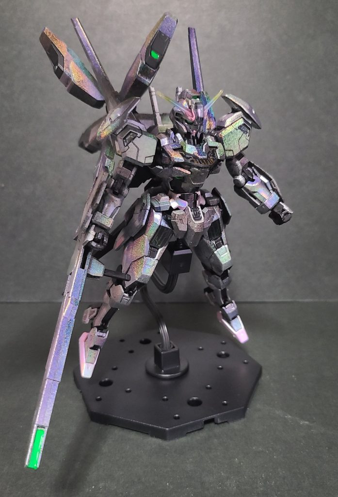 光量の違いでの比較光量少ない、ブラックライト無しなんだか鉛色、、、、_(:3」∠)_シルバーでの立ち上げの方がホログラム部分の色味は落ちても少ない光量で明るく仕上がったかもしれません、、、、、