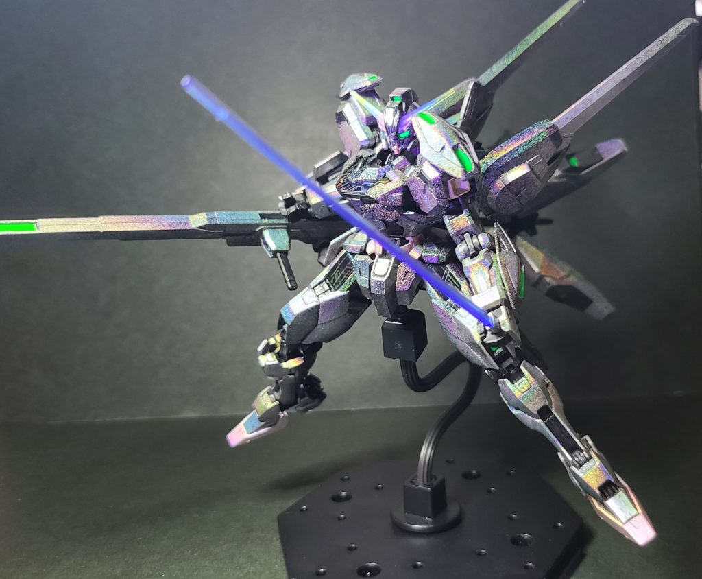 ヒロイックなプロポーション機体ではあるのですが、ポージングで印象が変わりますね。アニメでは味わえないポーズで楽しめるのもいいところですね。