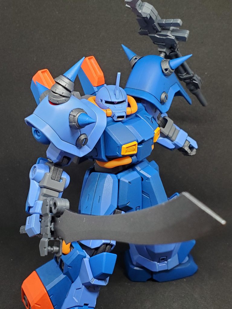 肩のスラスターをスパイクに付け替え、ブレードアンテナをつけました。右腕可動を重視するため肩アーマーは左右入れ替えました。