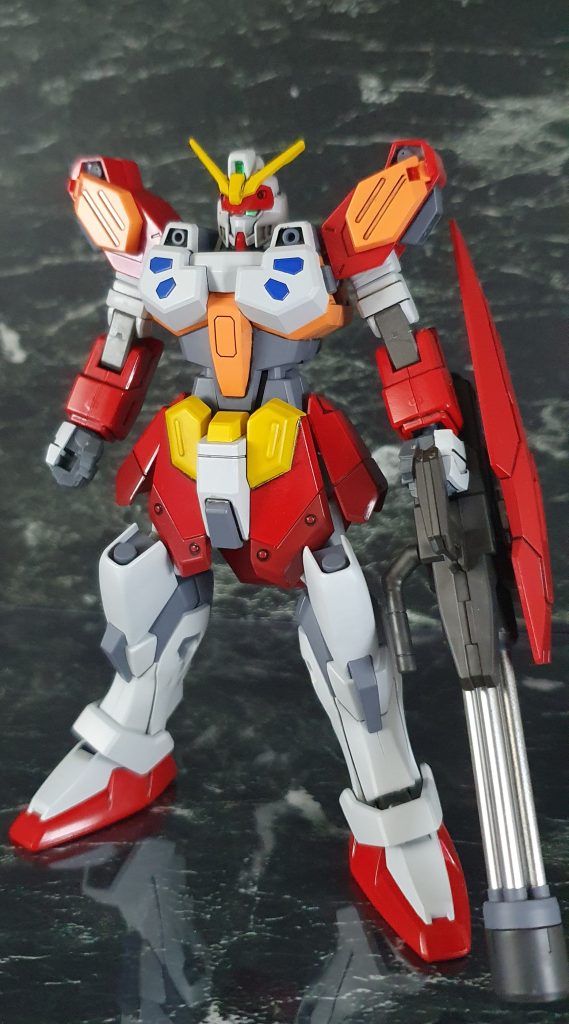 《改造点》【頭部】HGデュエルガンダムのをそのまま使用。【胸部】首の長さ調節&肩軸の接続法見直しを行う【肩部】C.E.系技術でまとめようと、HGバスターガンダムをベースに作成するも、胸部ハッチとの干渉、何より思ったより似合わないという理由で「誠に遺憾ながら」旧キット1/144 ヘビーアームズの物を加工して使用【手足】HGヴェルデバスターガンダムをベースに小改造している。