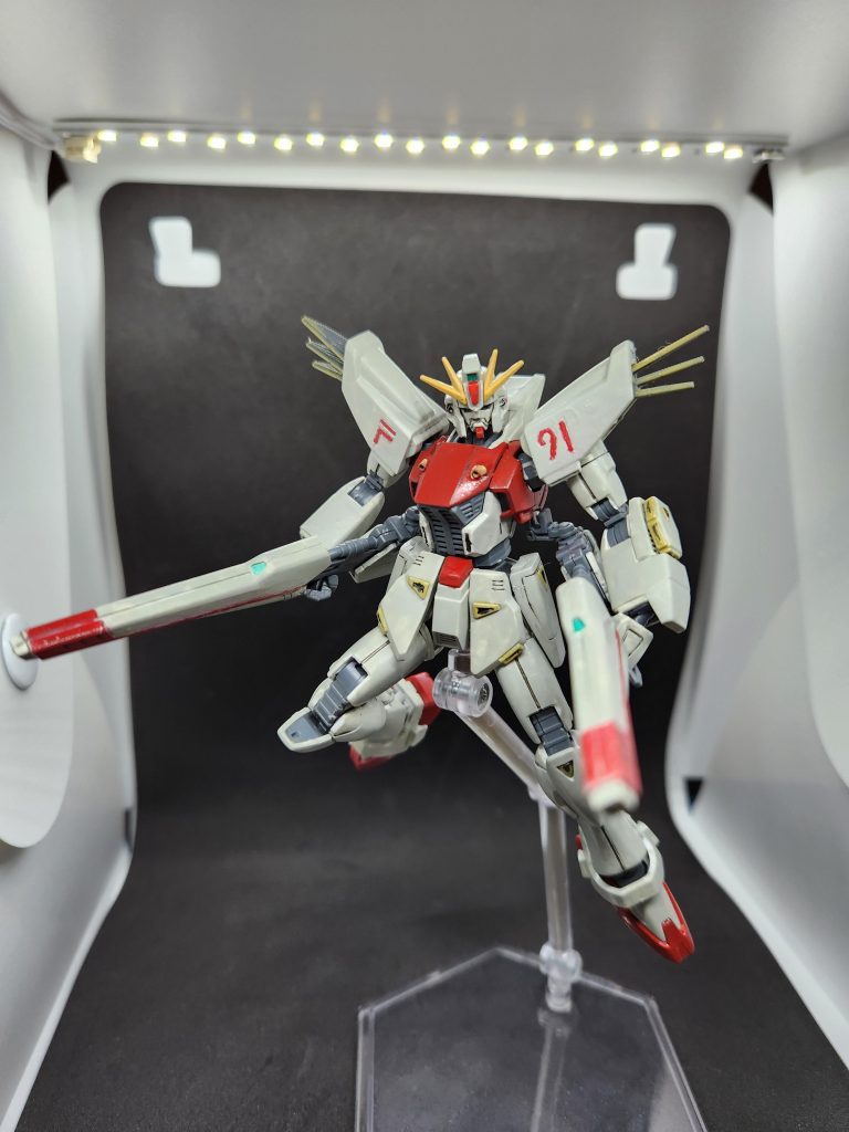 ヴェスバーを両方展開+肩の放熱フィンを展開状態にしてフェイスパーツを差し替え、最大稼働時風に撮影。ヴェスバーの塗り分けが特段難しかったですね。まだF91のキットが残ってるので次回作る時は試行錯誤しようかなと思ってたりします。