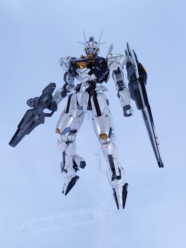 白:ニュートラルグレーI → ムーンストーンパール黒:プリズムブルーブラック金:スターブライトゴールド赤:キャラクターレッド → ムーンストーンパール(顔部分だけ。肩は付属シール)フレーム、武器等:スターブライトアイアンスターブライトアイアン部分だけつや消しで他は光沢でコートしています。デカールは公式のガンダムデカール+手持ちから適当にピックアップです。