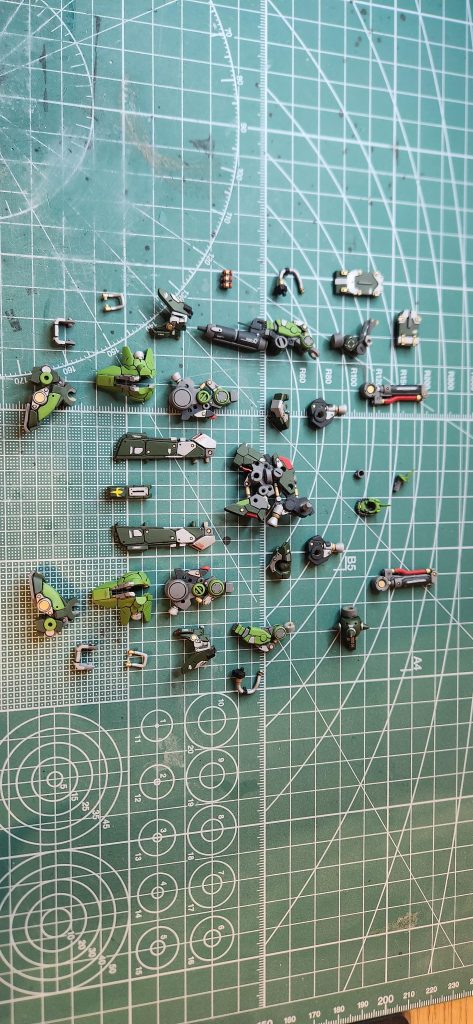 分割して塗装が終わったところ。