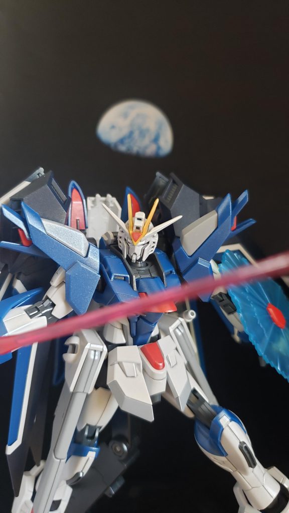 地球をバックにサーベルで!