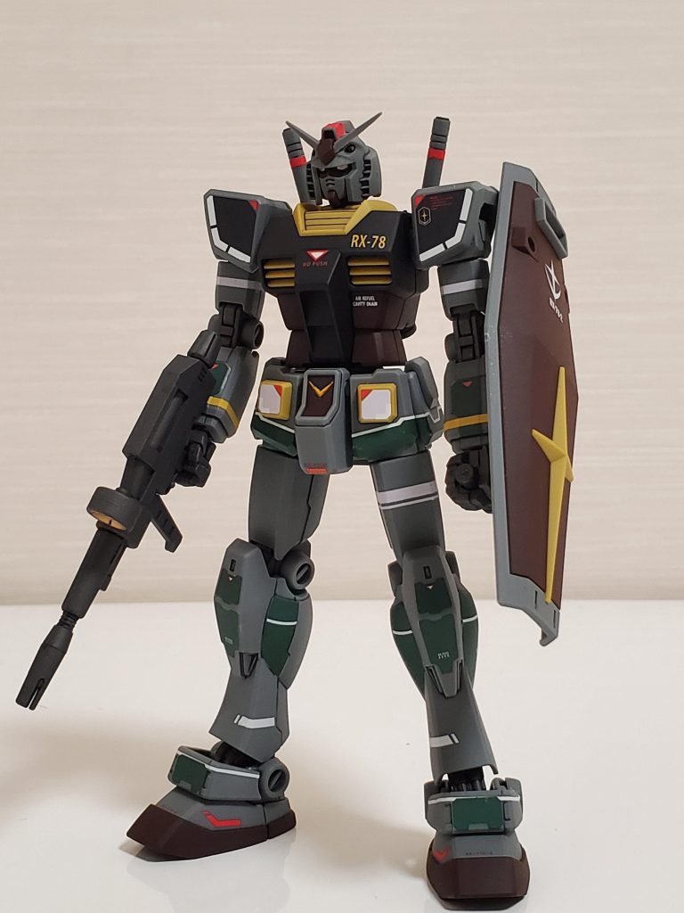 ライフル＋シールド装備去年末にロボット魂のパーフェクトガンダムを購入しまして(個人的に初ロボット魂です)、目がゴールド塗装されているのを見て「こういうのも良いな」と思ったので、目とライフルスコープをゴールド塗装しております。あとシールドのデカール貼りに失敗したため別のデカールを貼っております。