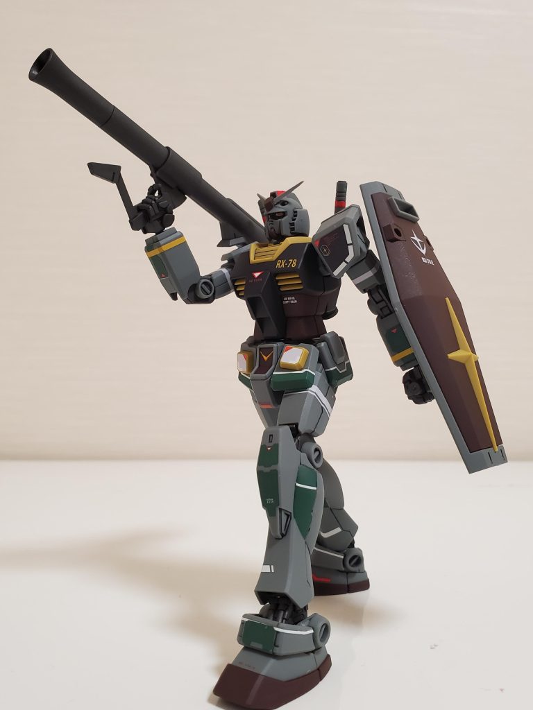 ハイパーバズーカ装備旧1/100のボックスアート風にポージング。ガンダム本体はサクサク作ったのですが、水転写デカールが辛い…😢体感ですが、最近のプレバン限定品の水転写デカールより台紙が硬い(厚い？)のでなかなか水を含んでくれませんでした。台紙の裏側を紙ヤスリで荒らしても良かったのですが…。