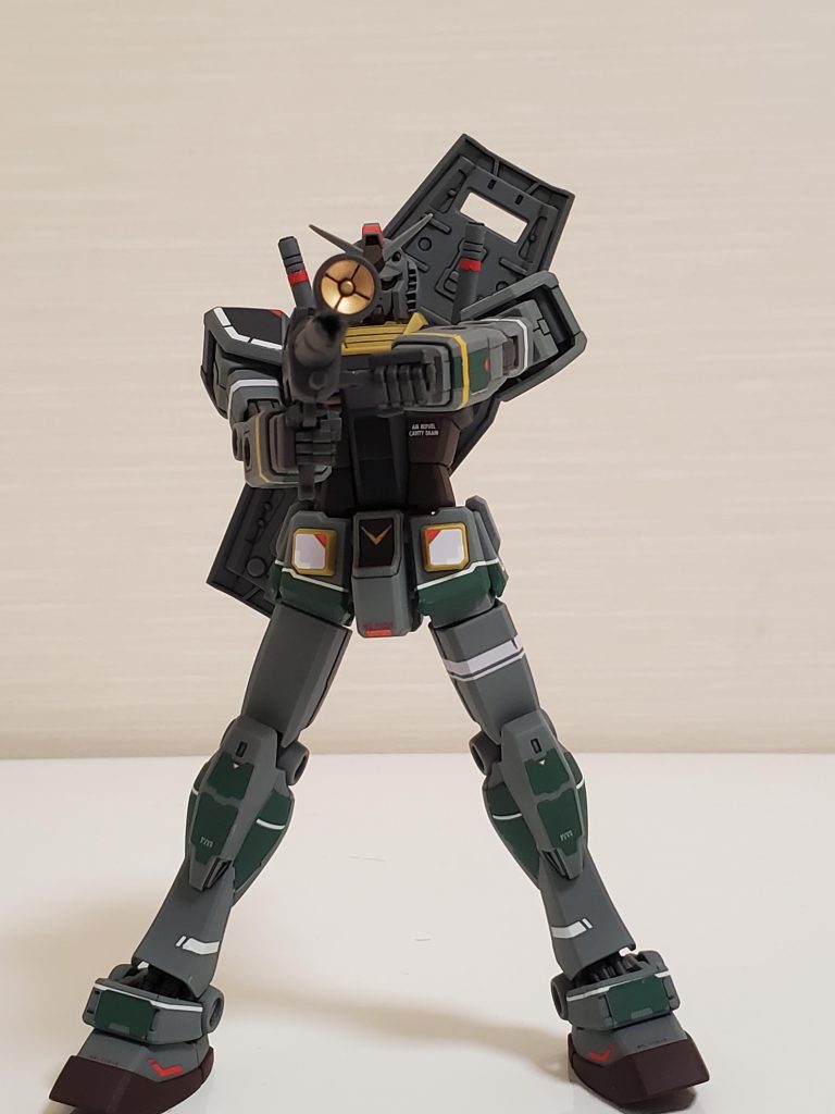 劇場版ガンダムI風にポージング。腰部アーマーへのデカール貼りはかなり失敗してます。形状に合わして折り込むのは難しいです。そして撮影の為にポーズをとらしているといつの間にかデカールが削れていく…。そのうちリタッチしようと思います。