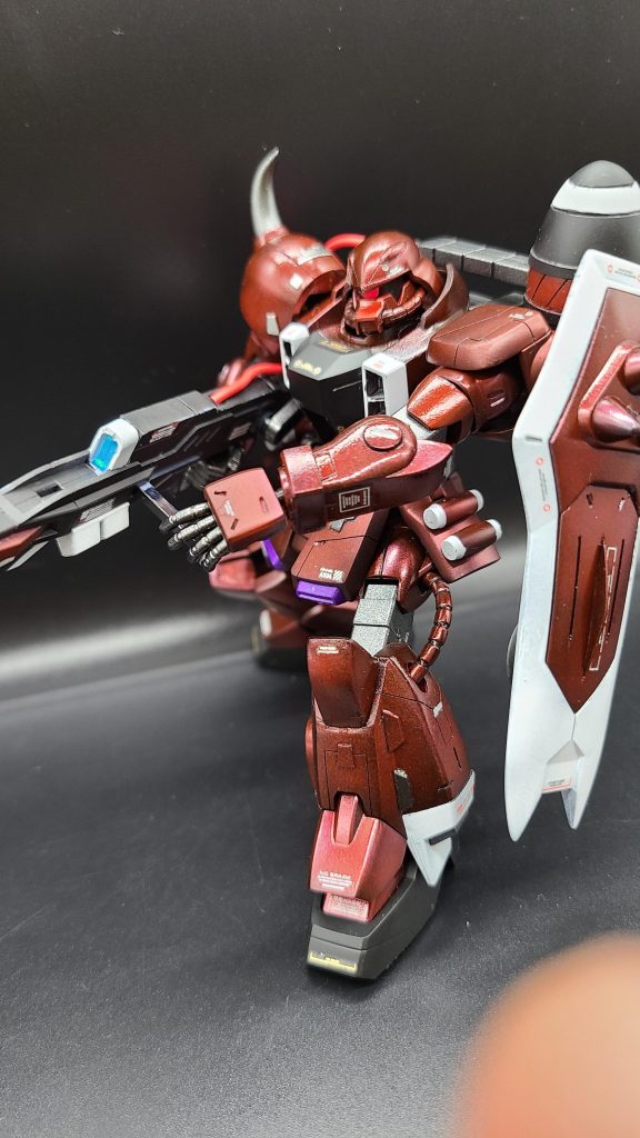 足のパーツがかなりシンプルだったので大半の時間は足のスジボリ、プラ板でした( *´艸`)オルトロスのスコープ部分はキラキラのテープを貼ってレジンでコーティングしました!いい感じになってます(^^)