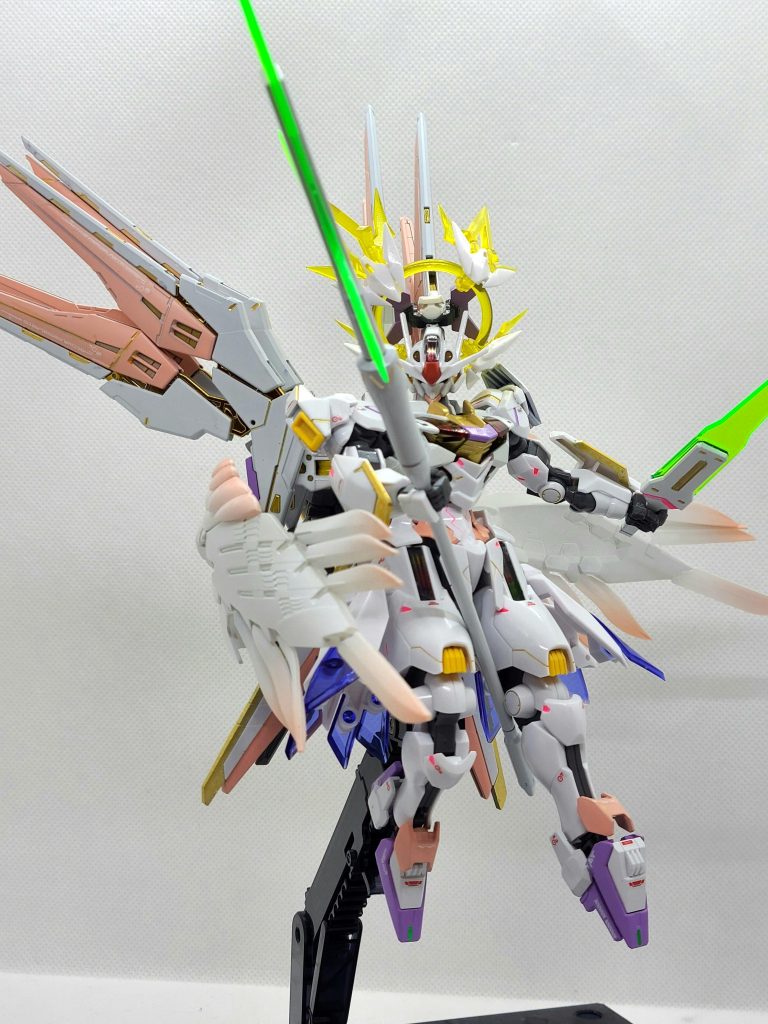 装備はディランザから拝借した槍の「ロンゴミニアド」、短剣の「カルンウェナン」、ビームライフル「フェイルノート」、ドラグーンガンビット「ファウスト」と控えめな装備量になります。また、羽を模した対ビーム性能を持った装甲の他ガンビットは意識拡張、神秘系統の調整、機体スペックの向上の為に装備各部に接続される。開発者の手記 2「ついに実験台の頭が焼ききれちまった… 上への説明は面倒だが、こんな意味の無い実験が終わるなら。文句の1つや２つ聞いてやろう…」 『…た……ス………ケ─────』