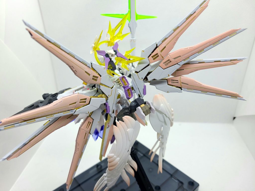 ・ドラグーン ガンビット「ファウスト」パーメットスコア3以上で使用可能なドラグーン ガンビット搭載のバックパック。ガンビット展開後は光の翼を展開し高速戦闘が可能になる。光の翼争奪戦敗北w開発者の手記 3「どうやら機体のパーメットの中で実験台が生きてるらしい……オカルト地味た実験は成功みたいだ」「この機体名は「ヘヴン」上の奴らのセンスは 今回ばかりは流石に笑えないな」