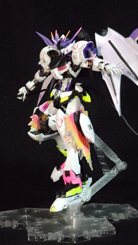 脚部に1基づつ装備しているビット兵器「Palette」推力用のスラスターとして使えるだけでなく、ビームシールド、ソードとしても使える設定ですビット兵器なので、遠隔操作も可能 HGのジュピターヴガンダムからパーツ取りしました