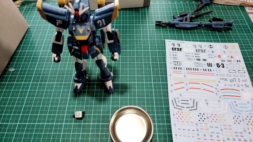水転写デカールの貼り付けの様子。デカールは以前購入したEGガンダムの作例本に付属していたデカールの中から連邦軍のロゴなど使えそうな分を使用しました。