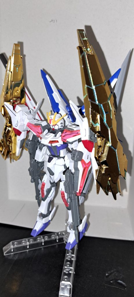 積み込んだのはHGフェネクス(ユニコーンモード)からシールドファンネル、HGアメイジングエクシアからアメイジングブースター、EGRX-93ffνガンダムからロングレンジフィンファンネル、HGキマリスヴィダールから太刀、ビルダーズパーツブレードとクナイを使用しました当然自立不可です(笑)ロングレンジフィンファンネルがもう一つあればもっとシルエット纏まったのにとは思います(^_^;)