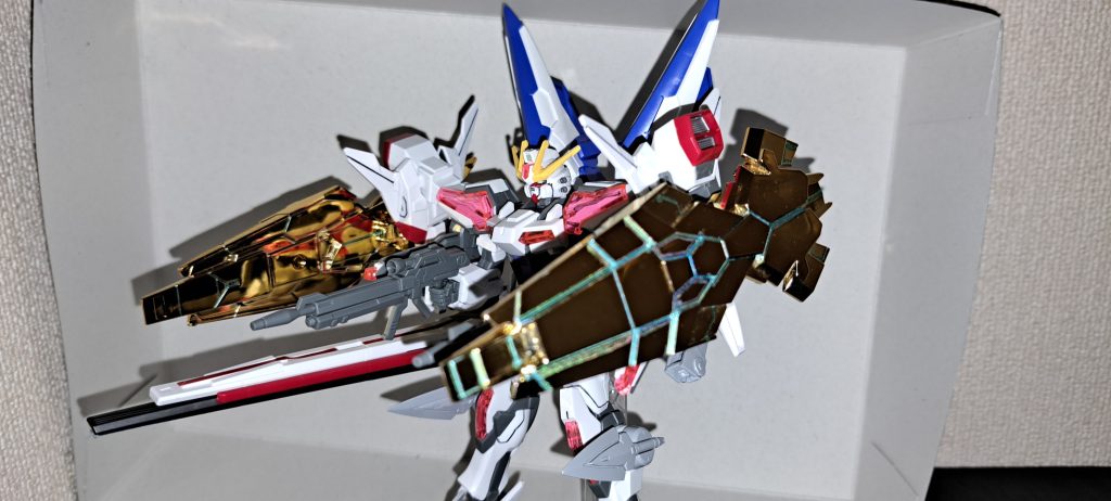 少し斜めからこの角度からのショット好きなのでよく撮りますシールドファンネルはモールドなどにガンダムマーカーEX光の翼ホロブルー使ってます