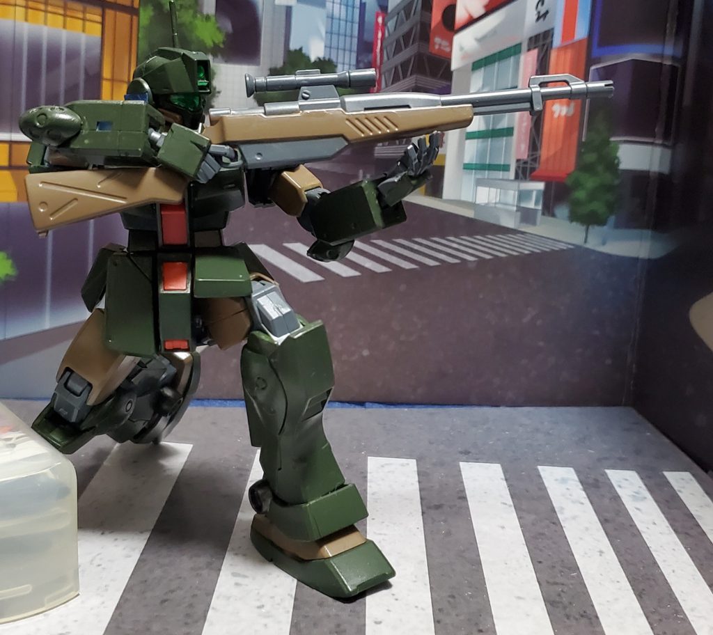 せっかくなので、スナイパーらしく構えて頂きました。