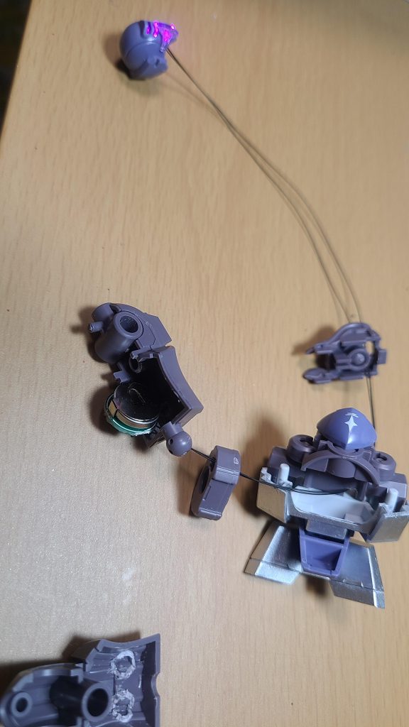 パープル発光の磁気スイッチLEDを使用。下腹部をくりぬいて電池ボックスを内臓、各所に穴を開けて頭部まで配線。穴は横長めに開けてるのである程度の可動を妨げません。