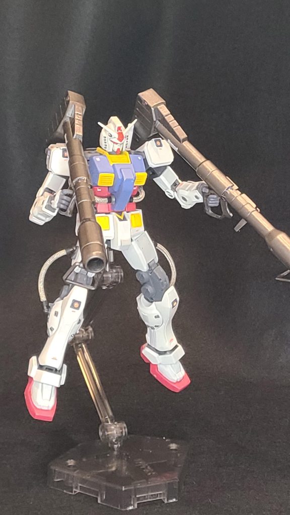 サンダーボルトでのガンダムの最終決戦仕様は、ジオン残党のなごりでジャイアントバズ?を2丁持ちです。