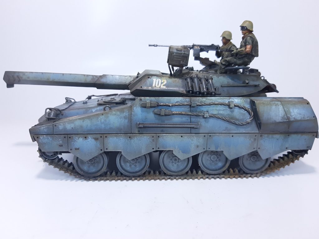 投光器は元の設定画ではセンサーみたいなものですが、うまく作れそうになかったので、そのまま付けました。