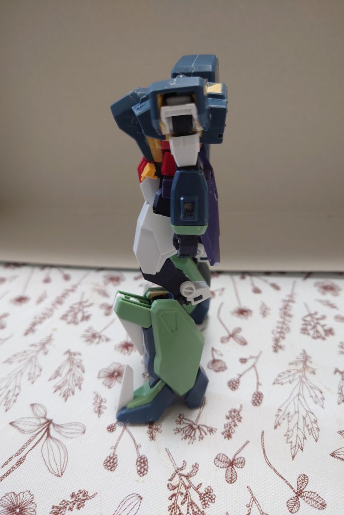 横から見ると膝部分はこんな感じです。(zaku-kao1)