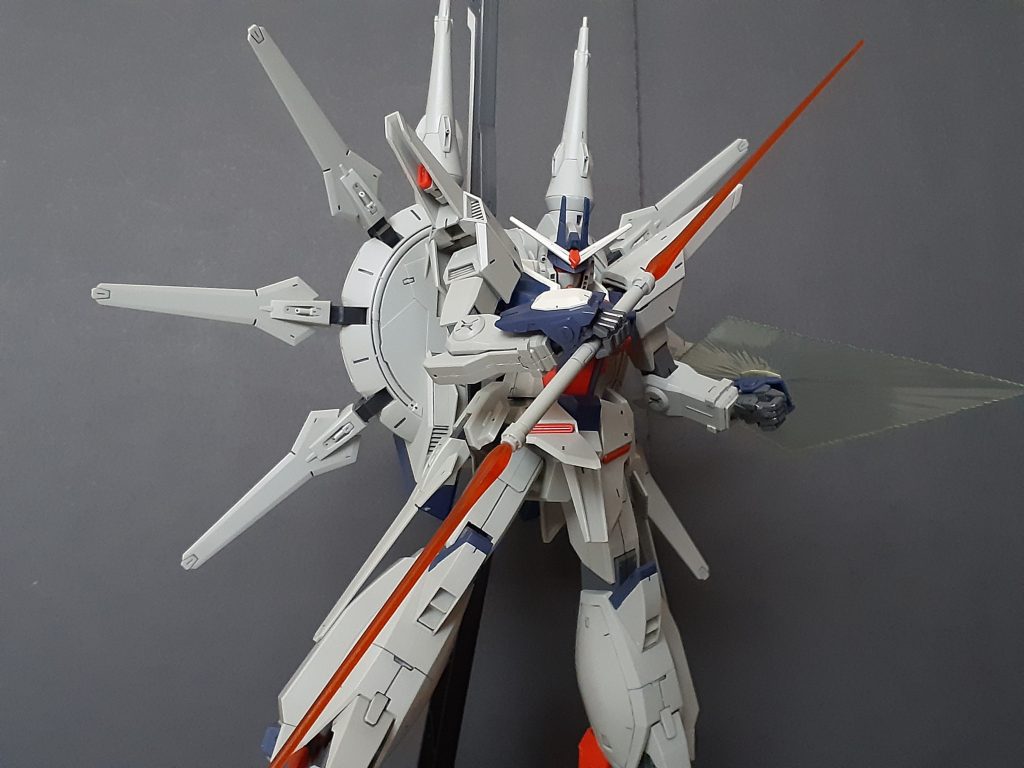 デファイアントビームジャベリンとソリドゥスフルゴール。昔のキットなのでビームシールドはかなり厚ぼったいです。