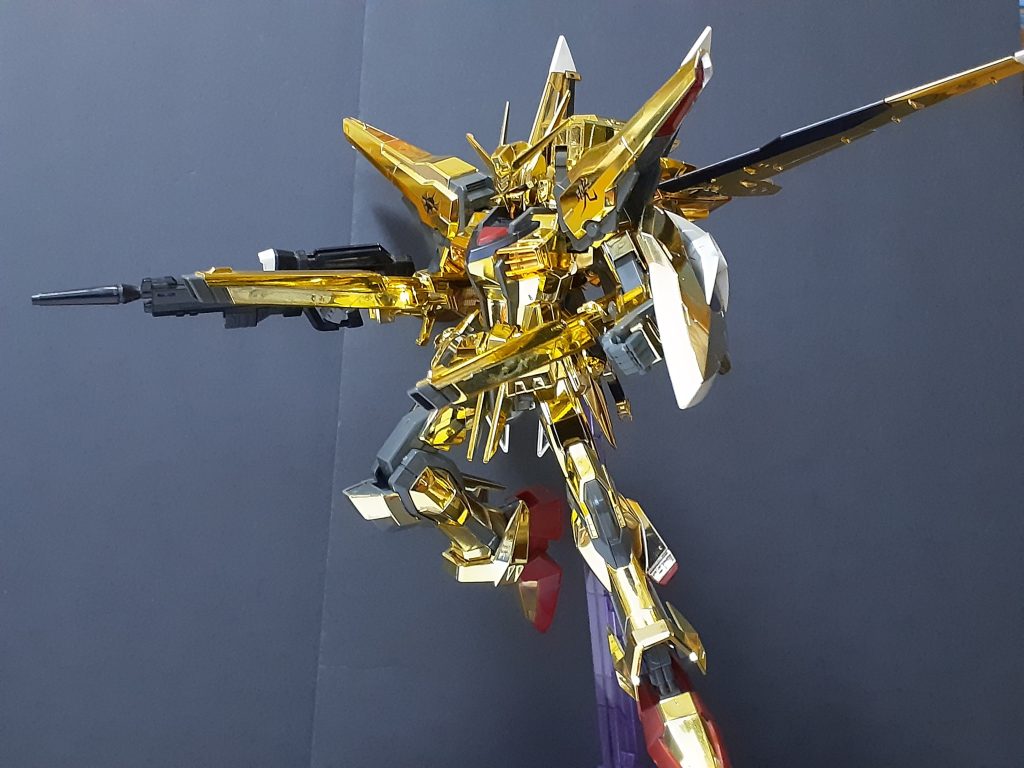 高エネルギービーム砲はヴェスバーのような構え方。持ち手あり。