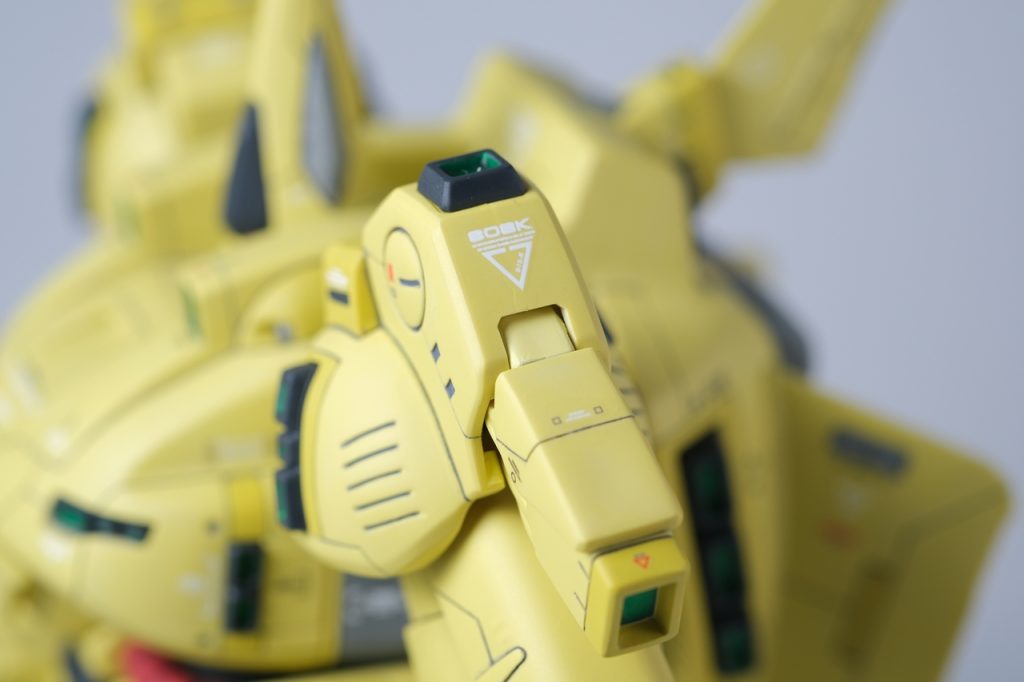 今回はポリパーツも塗りました。ガイアマルチプライマーを使いました。肩以外には、フロントアーマーにある隠し腕のポリパーツも塗っています。