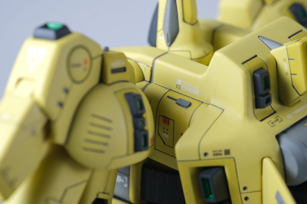 肩の付け根とバックパックの間が何もなかったので、何かしらの機構を描いてみました。操作パネルかメンテナンスハッチか、そんなところですね。