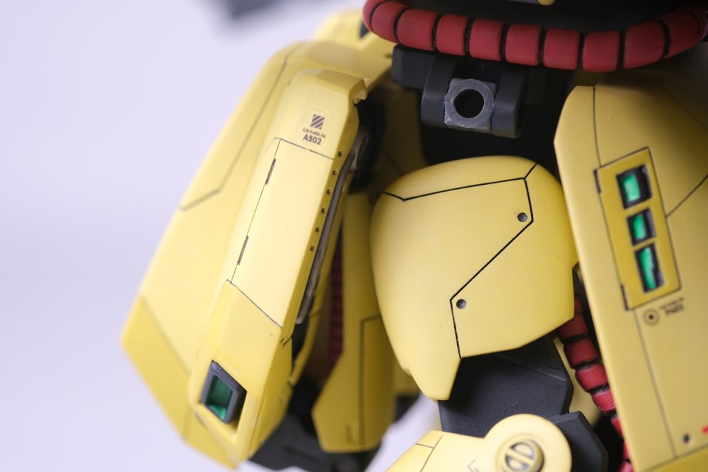 サイドアーマーを外して撮影してます。完成するとほとんど見えなくなる太ももにもスジ彫り。少し奥でぼやけて写っている隠し腕にも、スジ彫りしたりデカール貼ったりしてます。お尻やフロントアーマーの裏パーツもね。