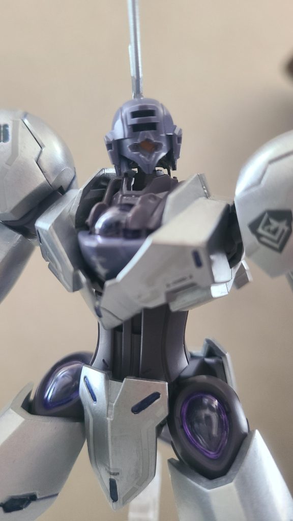 目はクリアパーツの下を削って貫通。中のオレンジ部分がLEDです。