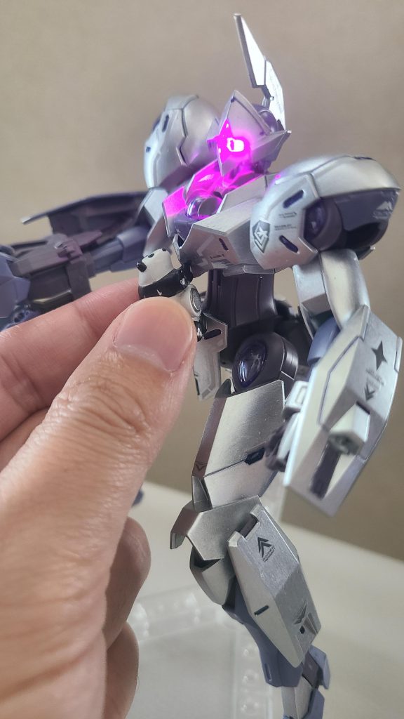 下腹部に磁石を近づけることでオン/オフを切り替えられます。