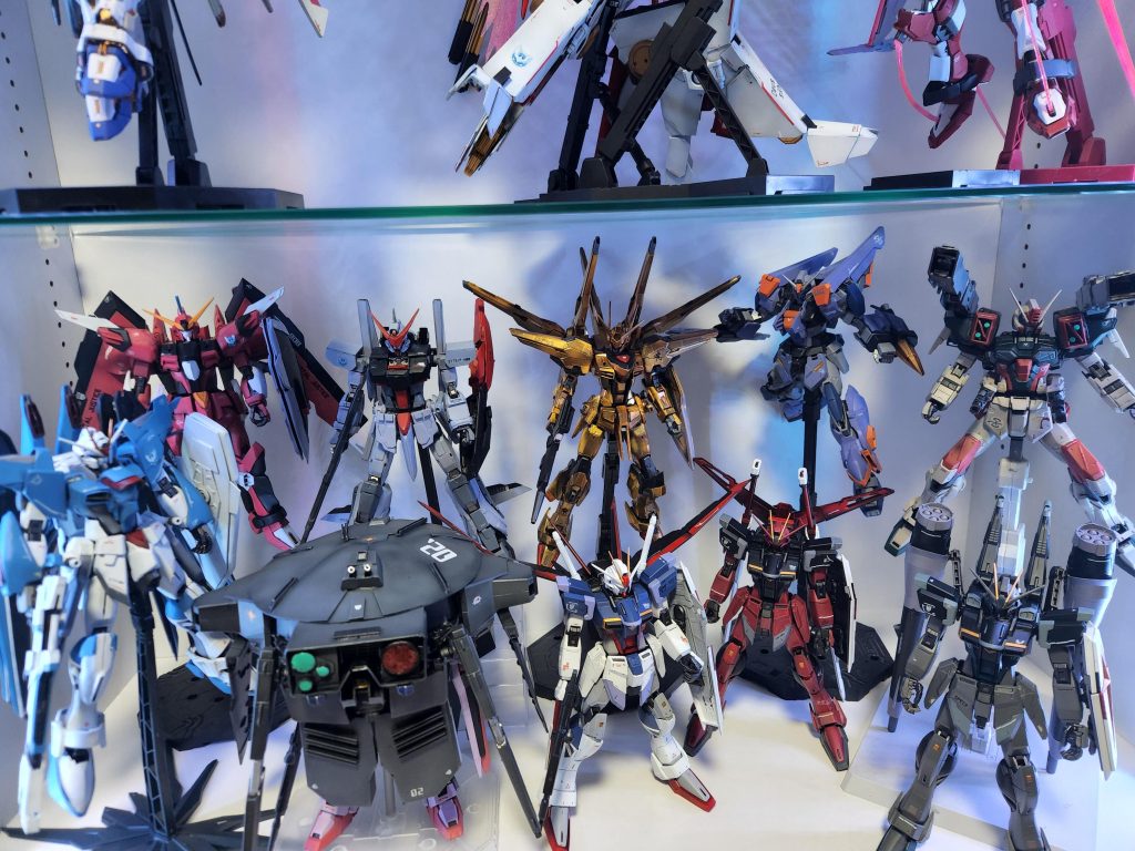 ・ライフリ ストフリとフリーダムを使用、・イモジャ インジャとレイダーを使用しました。・キャバリアー 色々なアクションベースから出来ています。・ムラサメ改 棚から下ろすことになったプロビデンスに生まれ変わってもらいました。・アカツキ フリーダムとプロビデンスと無印のアカツキで作りました。・バスター 武器はアクションベースの支柱から作成。・デュエル 肩にフリーダムの台座を使いました。・インパルス 無改造です。