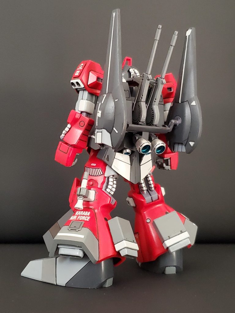 Lia view~✴️背面の方が手を加えた部分がよく見えるかと思います🎵バックパックと脚部裏側にバーニアの増強❕サーベルラッチの位置変更等々行いました😌✨脚部側面のスラスター部も見えるようにとプラ板と市販パーツで下まで伸ばし露出させてます🎶