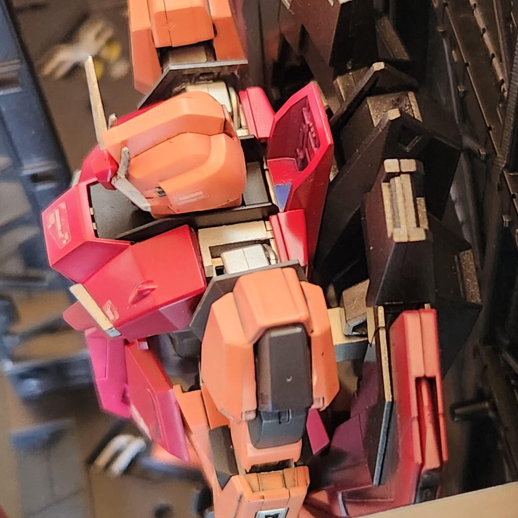 そのカラーリングはかつての赤い彗星のザクⅡと酷似していた。