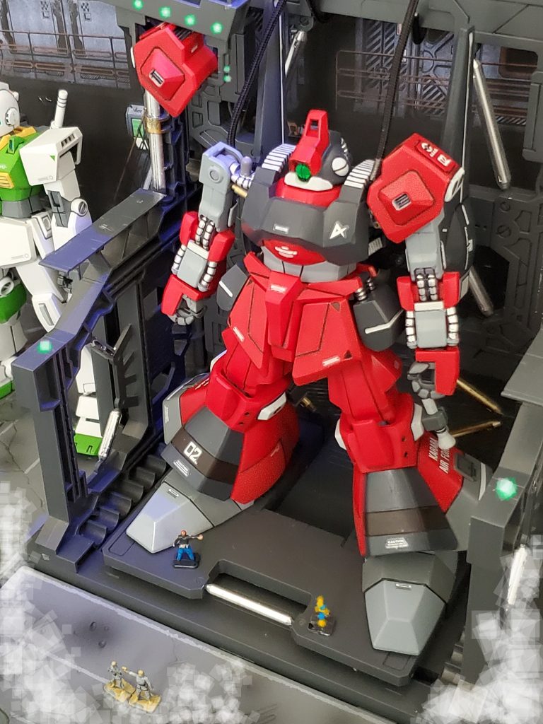 スードリーとの一戦の中、カミーユ・ビダンを宇宙へ送り還したアウドムラは修復のためカラバ極東支部のドックへ入港~🛬🎶そんな彼らの元にエゥーゴのクワトロ大尉の手配によりアムロ・レイのリック・ディアスの換装パーツ『試作高機動パック』が届いた🤩✨アムロ・レイ自ら指揮を執りドック内で換装作業が行われるリック・ディアス~👊✨この追加パックは、エゥーゴの主力機体であるリック・ディアスを換装のみで機動性アップを図る目的で試作されたものである👍『試作高機動パック』によりランドセル🎒に2機のバーニア、肩アーマーにスラスター増設❕脚部裏側にも追加スラスターが取り付けられ機動性と地上でのホバー走行能力も格段にアップされた😎✨