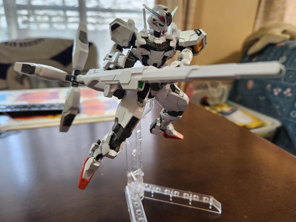 バリアブルロッドライフルを構えて。こういう長物武装は好きだったりします。