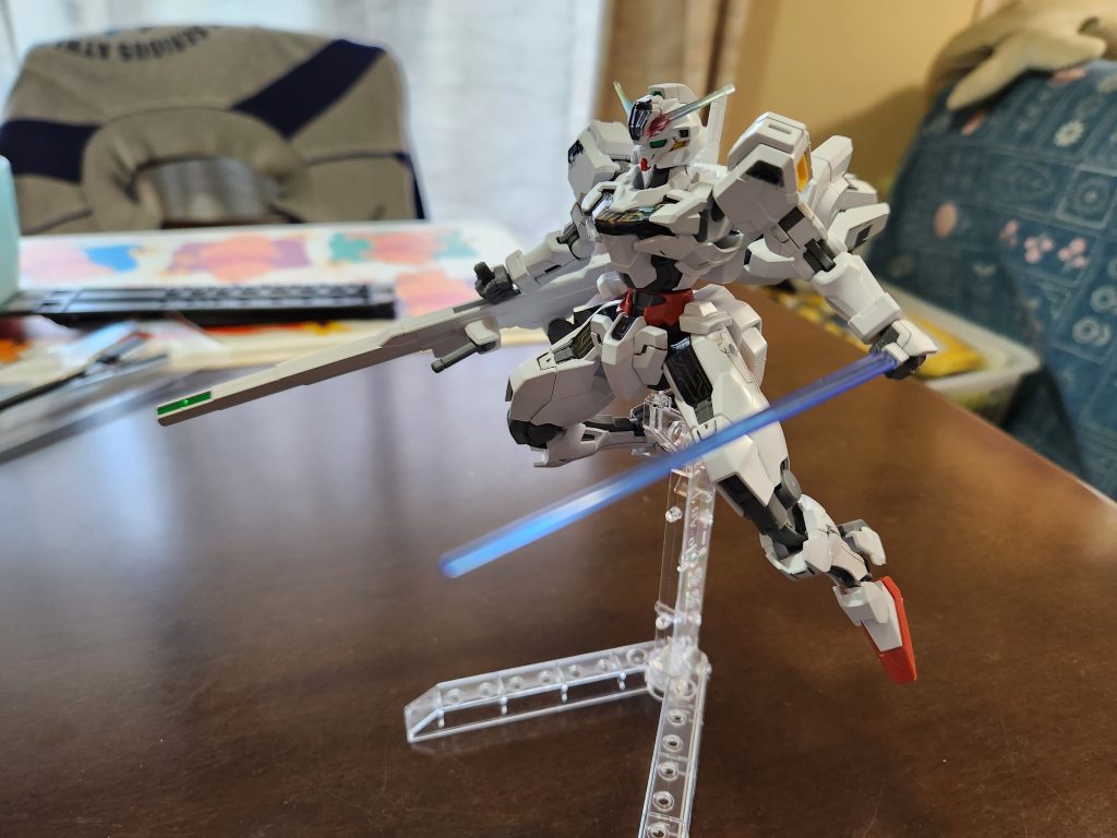 ビームサーベルを持たせて一枚。ほかのガンダムシリーズだと青のサーベルってなかなか見かけない気がしますね…(気のせい)。